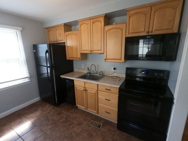 Building Photo - 3 bed 2 bath Berkley bungalow with garage ...