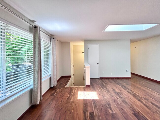 Building Photo - Large 3 Bed, 2 Bath, Sanctuary!