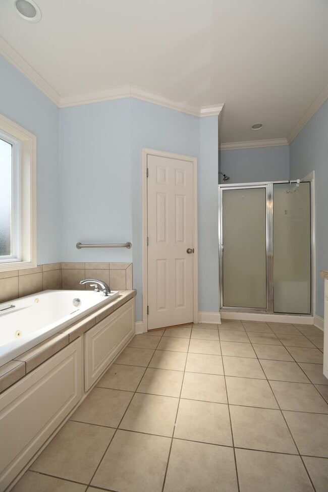 Building Photo - Spacious 3 Bedroom, 2 Bath Home