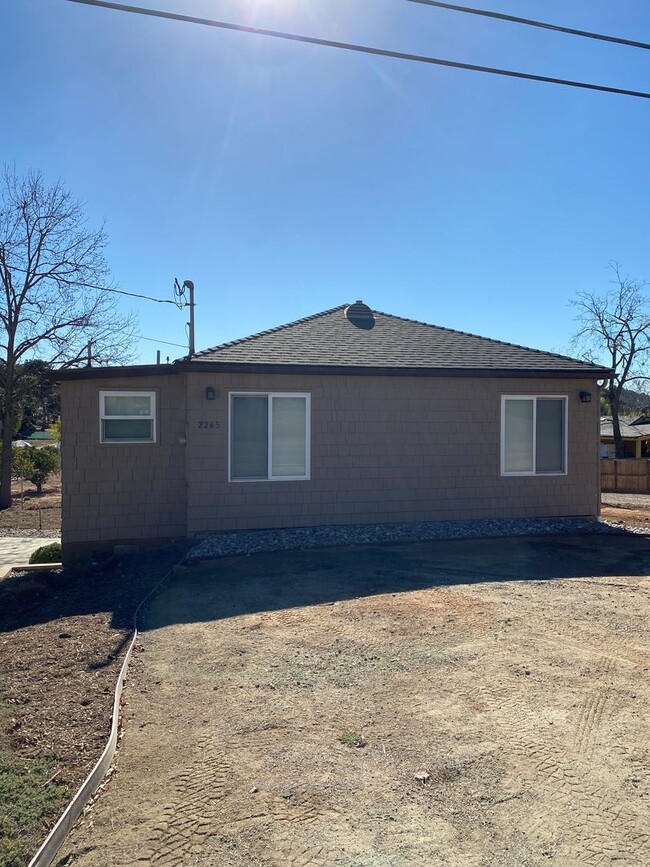 Building Photo - COMPLETELY REMODELED 2 BEDROOM/2 BATHROOM ...