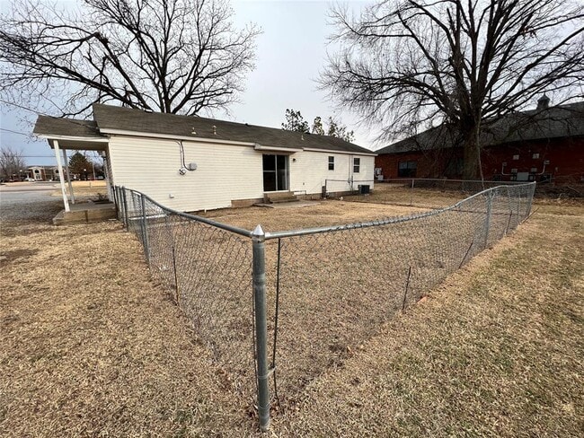 Building Photo - 817 S Kelly Ave