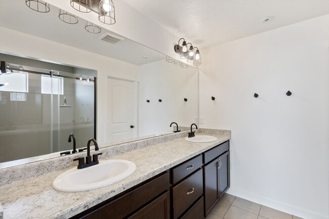 Building Photo - 4 bedroom/4 bathroom Home in Herriman!