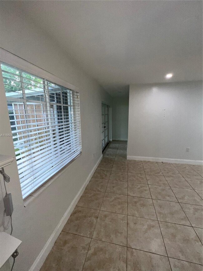 Building Photo - 382 NE 113th St