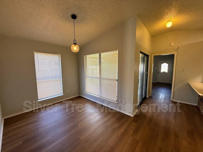 Building Photo - 6847 S Creek Dr