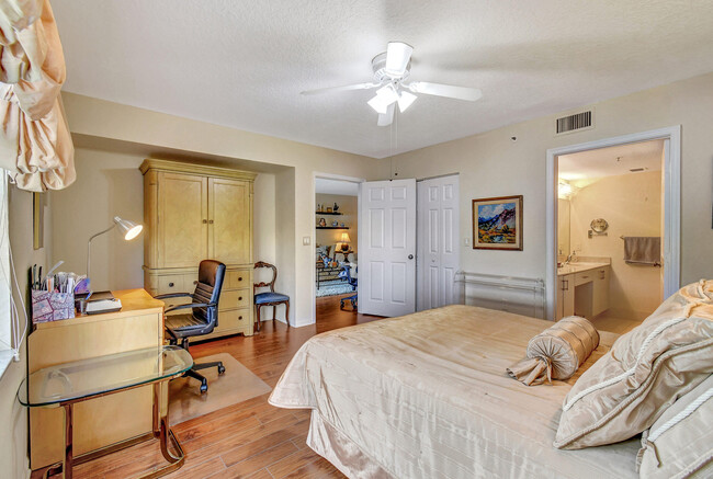 Building Photo - 5842 Crystal Shores Dr