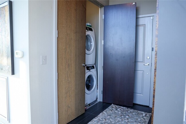 Building Photo - 609 W Dickson St