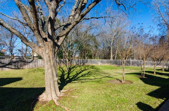 Building Photo - 10819 Crown Colony Dr