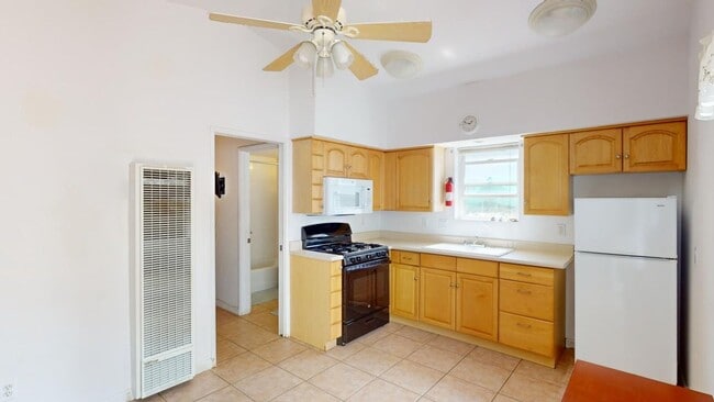 Building Photo - Charming One-Bedroom Backhouse in the cent...