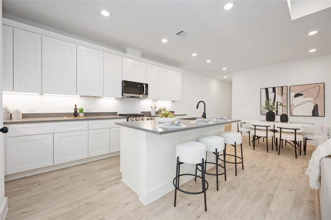 Building Photo - 5322 Rue