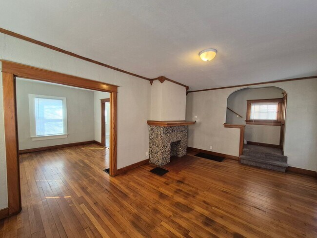 Building Photo - Gorgeous large 3-bedroom house