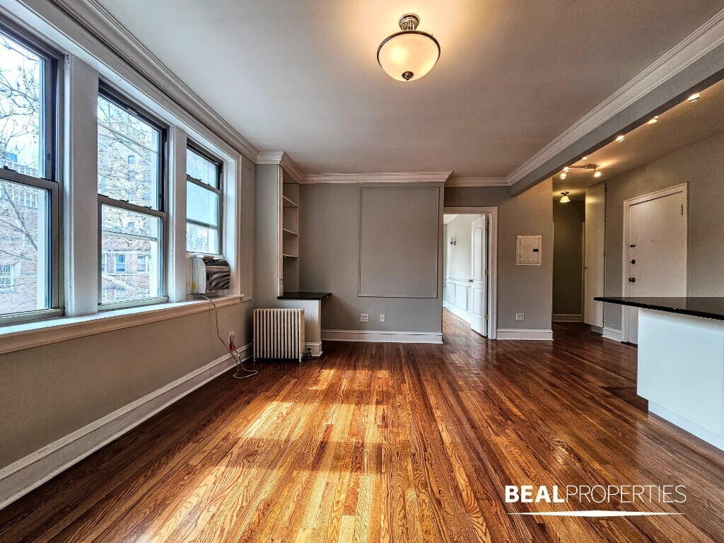 Building Photo - 548 W Surf St