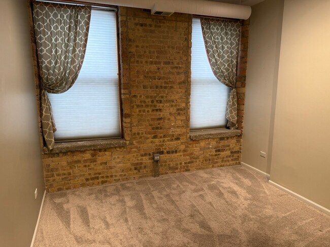 Building Photo - 1735 W Diversey Pkwy