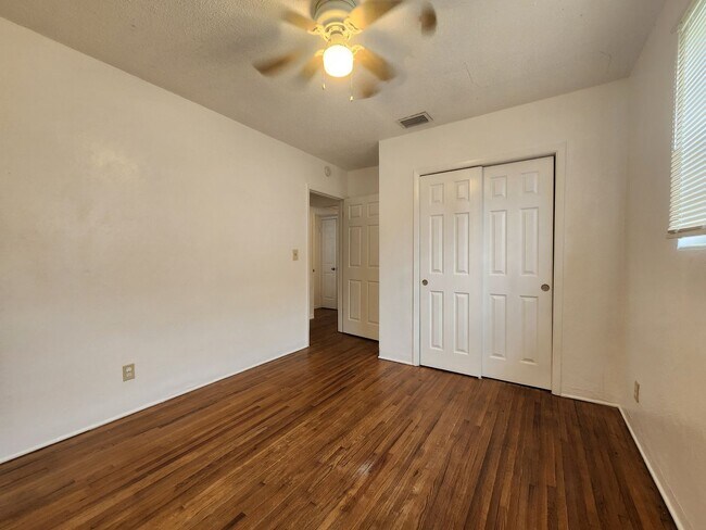 Building Photo - 4 Bedroom Single Family Home