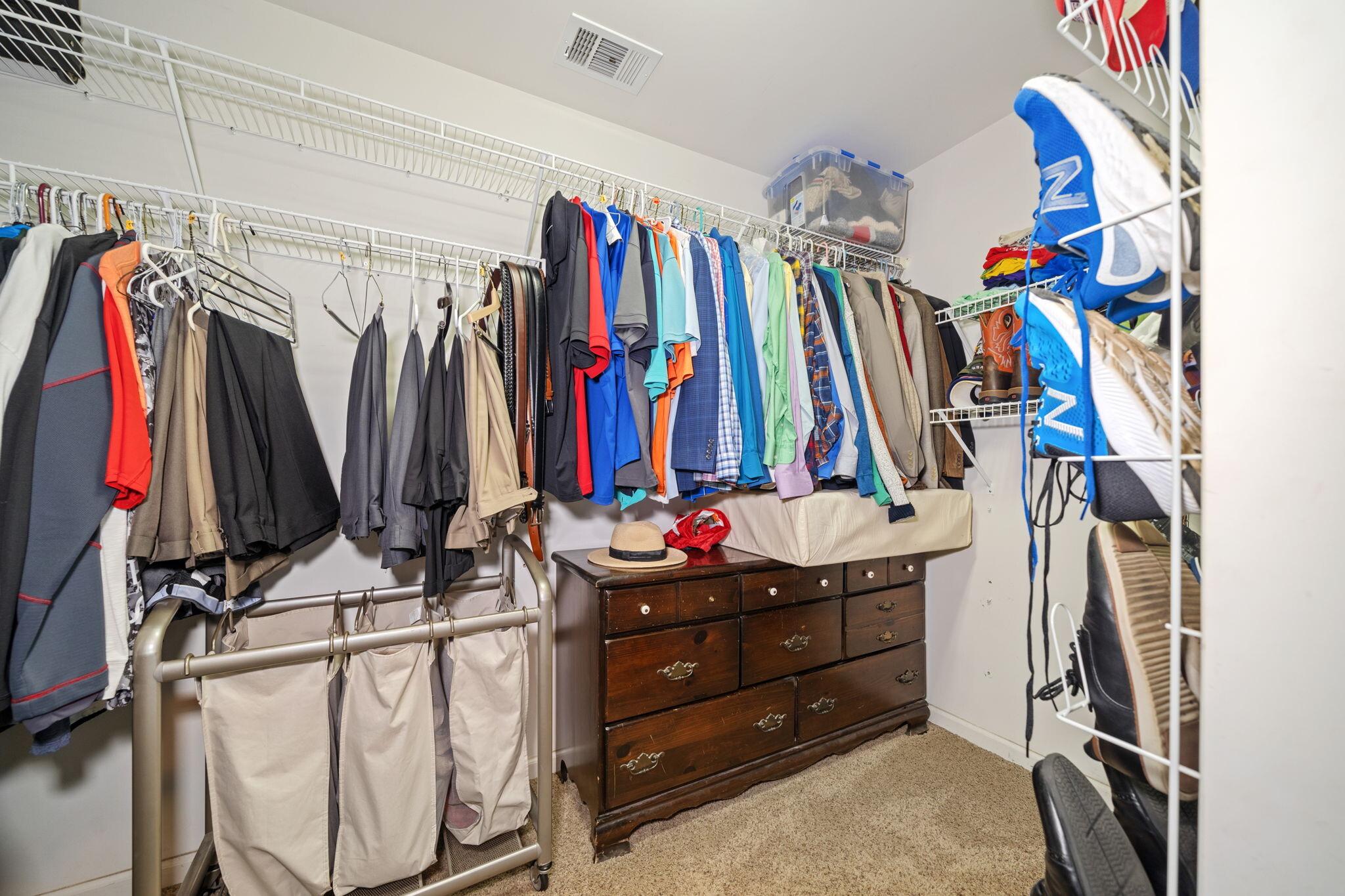 Walkin closet 1 - 600 Lyndhurst Cir
