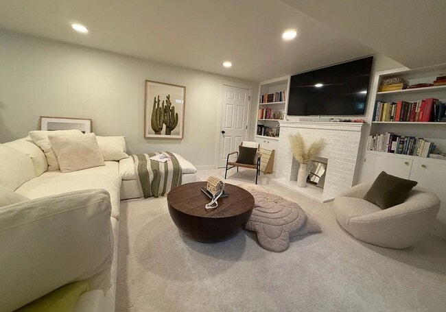 Building Photo - High end Hilltop 3br/2.5 bath with office,...