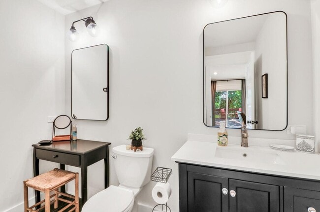 Building Photo - 543 Oakwood Trail