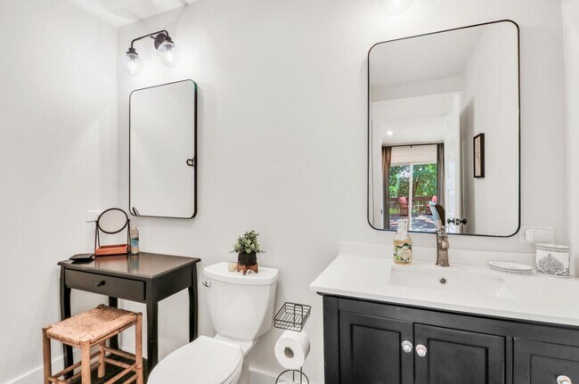 Building Photo - 543 Oakwood Trl