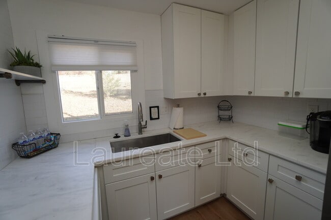 Building Photo - 930 Orchard St