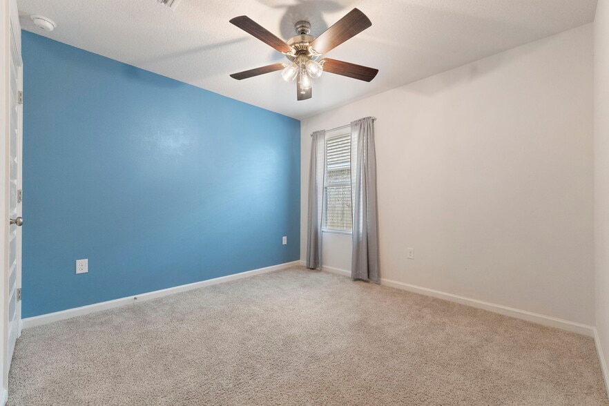 Building Photo - 7805 Lakeside Oaks Dr