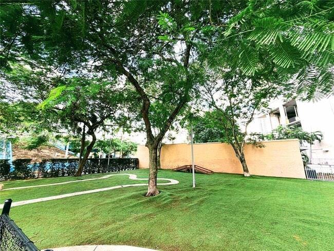 Building Photo - 10 SW South River Dr