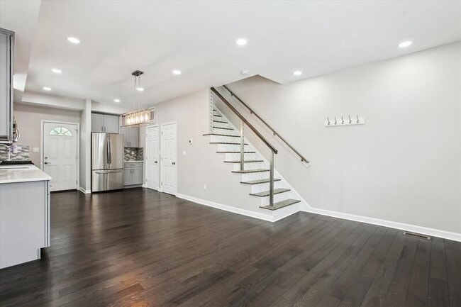 Building Photo - 526 Roxboro Pl NW