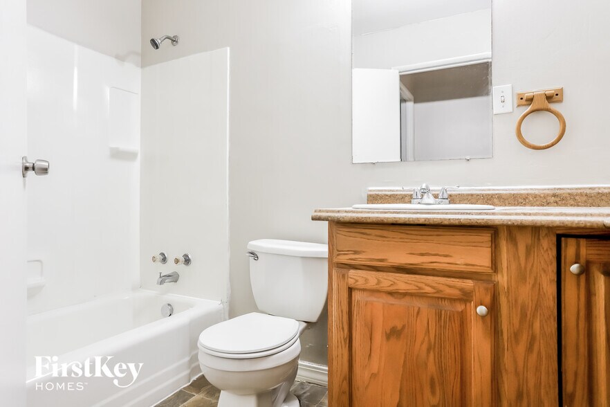 Building Photo - 1160 Spruce Dr