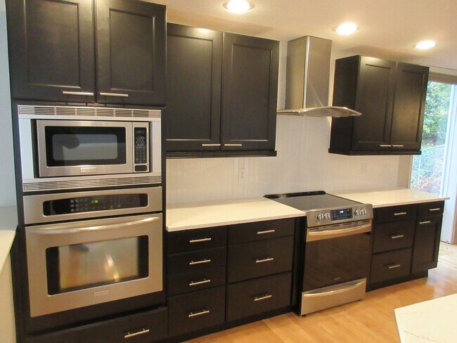 Building Photo - Beautiful Three Bedroom in the Hills of South Salem