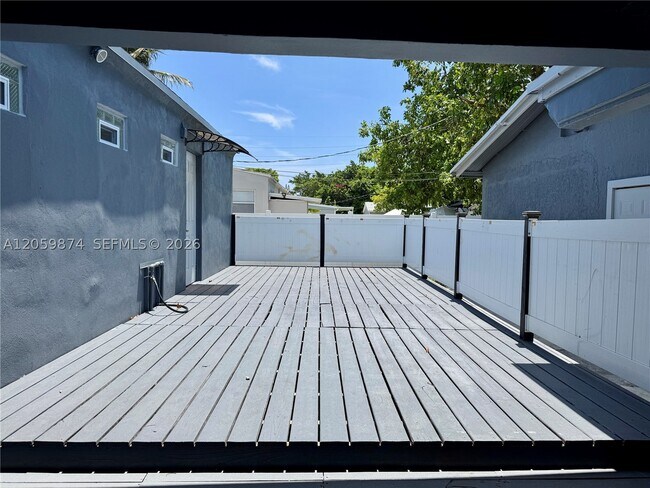 Building Photo - 2130 Plunkett St