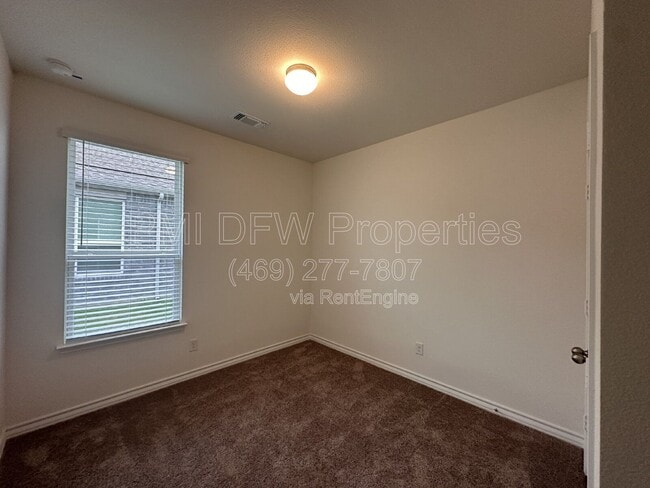 Building Photo - 663 Saxony Dr