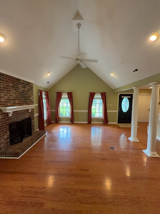 Building Photo - Beautiful 4 Bedroom, 3 Bath Home-211 Bethesda Ct.