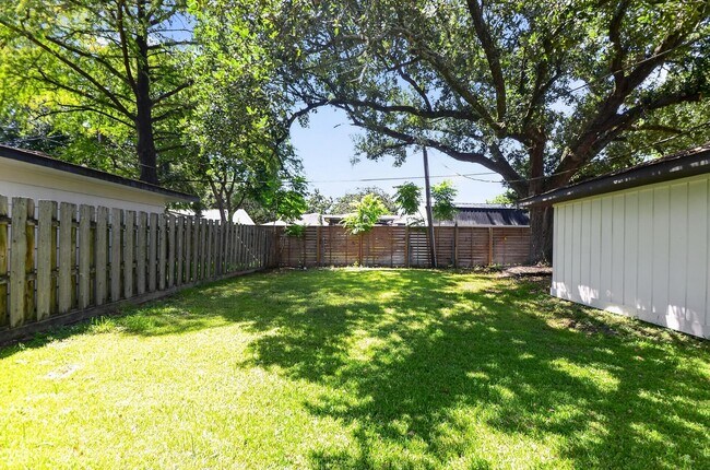 Building Photo - 5675 Sylmar Rd