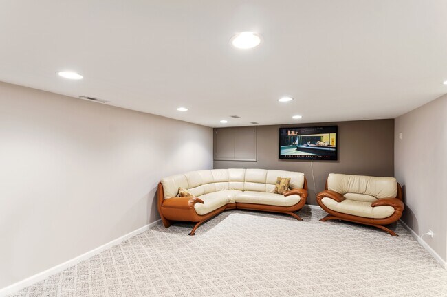 Building Photo - 2230 White Oak Dr