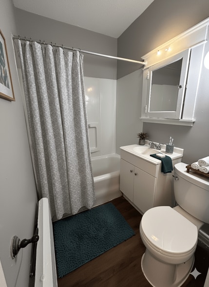 Building Photo - 496 Elmwood