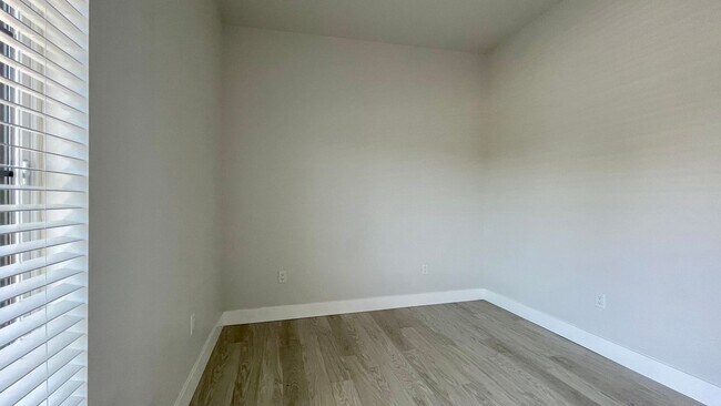 Building Photo - Newer Construction 1 Bedroom in the Ironwo...