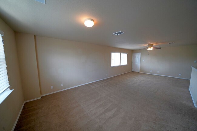 Building Photo - Spacious Home in Cibolo with 3 Car Garage! Realor Commission: $750