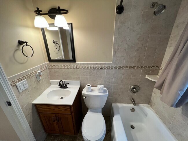 Building Photo - 114 10 1/4 St SE