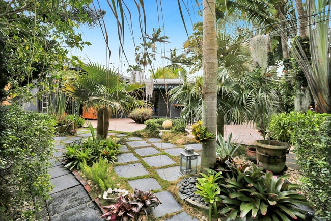 Building Photo - 1613 SW 5th Ct