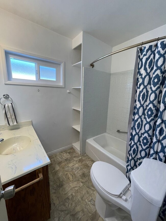 Building Photo - Centrally Located Two Bedroom Home
