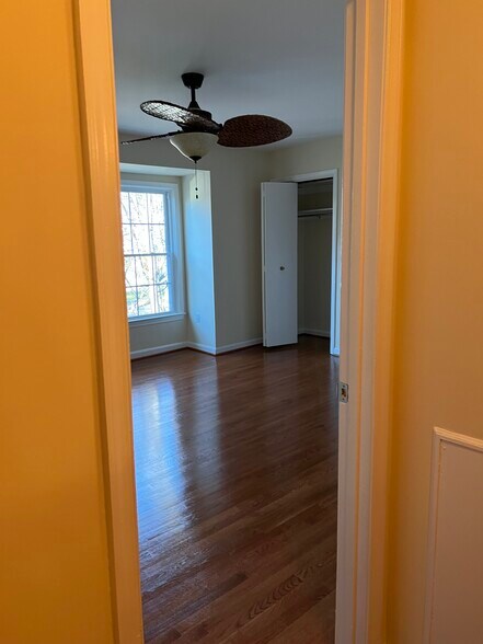 Master bedroom 1/6 - 2105 Bucknell Ter