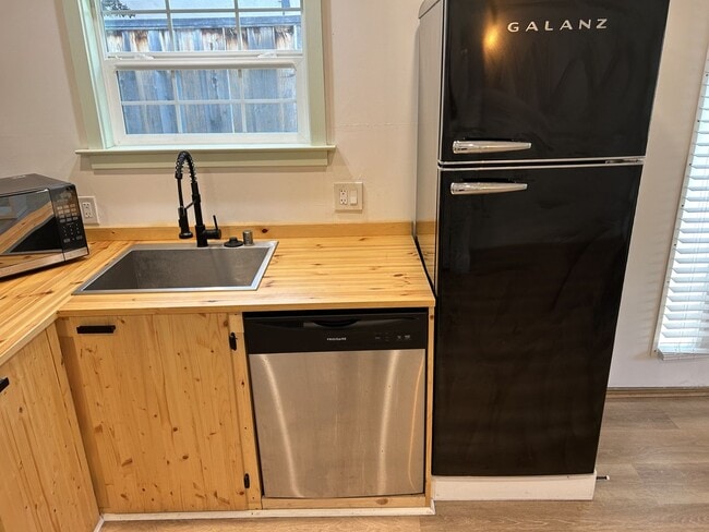Building Photo - Amazing Super Cute Stand-Alone Studio in B...