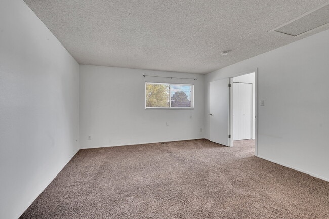 Building Photo - $2,200 - 3 Bed 3 Bath Home with 2 Primary ...