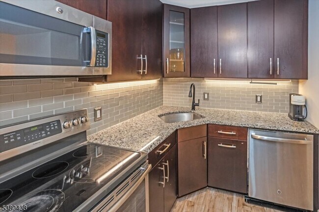 Building Photo - 41 Mt Kemble Ave