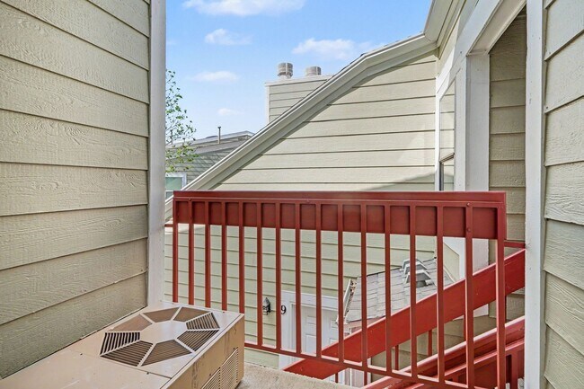 Building Photo - Charming Top-Floor Studio in Aurora with Private Patio & In-Unit Laundry
