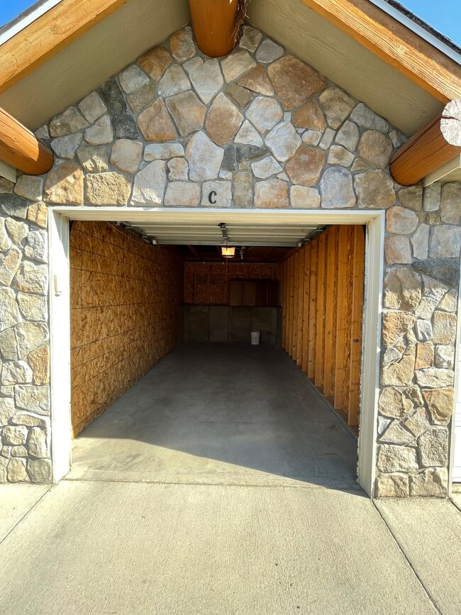 Building Photo - Charming Main Floor Condo in Water Valley