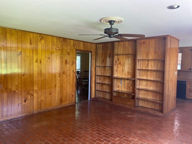 Building Photo - Single Family 4 BR 3.5 BA 0.7 Acres Water Front