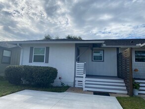 Building Photo - Centrally Located Duplex Unit w/Easy Acces...