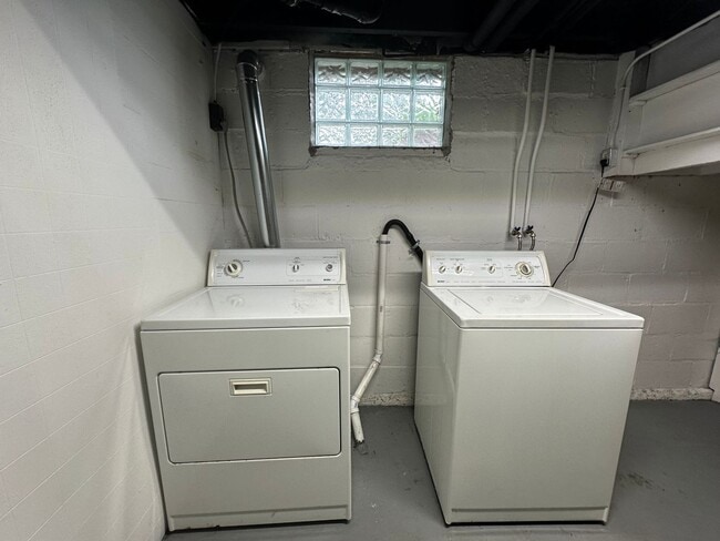 Building Photo - Adorable Three Bedroom Home with Central Air!