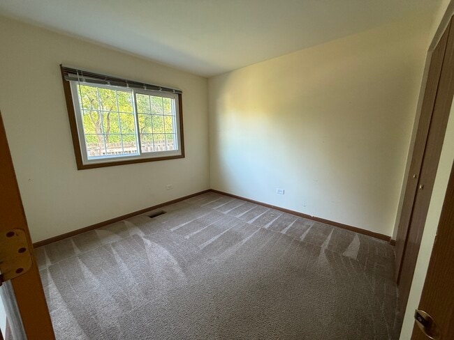 Building Photo - 1335 Fountain Green Dr