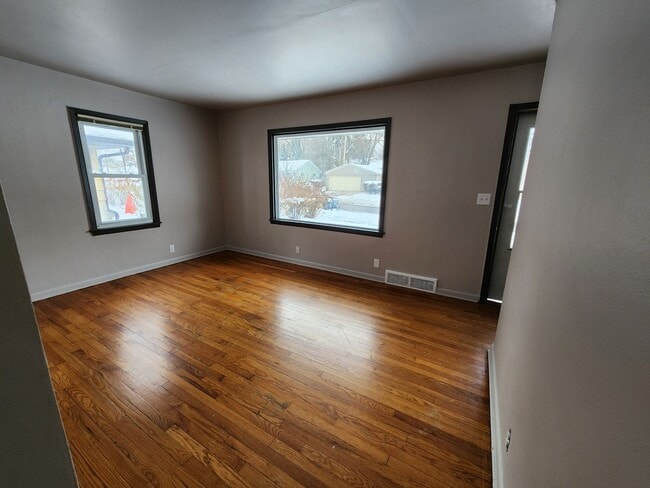 Building Photo - 2-bedroom Single Family - Available now!