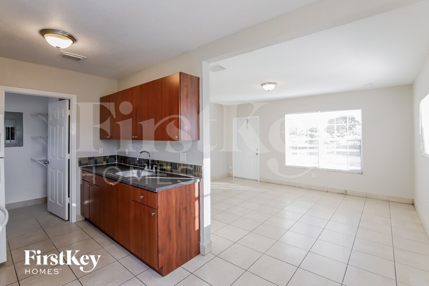 Building Photo - 1231 NE 214th St